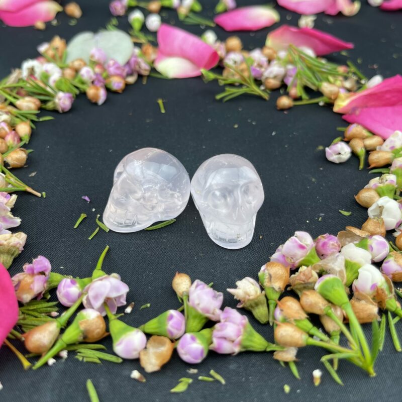 this is Mini Rose Quartz Skull