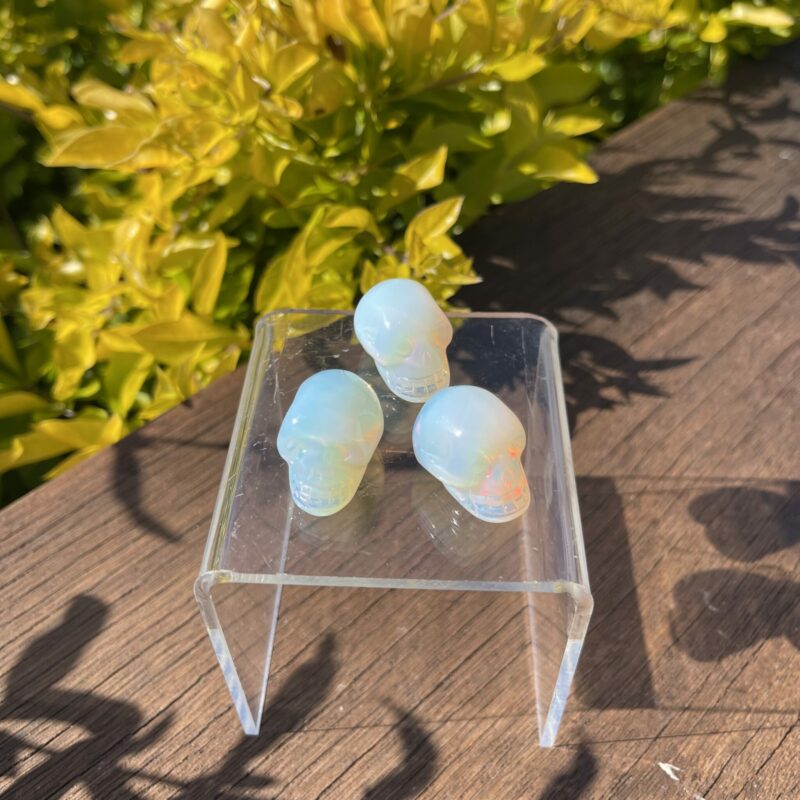 This is mini opalite fun skull