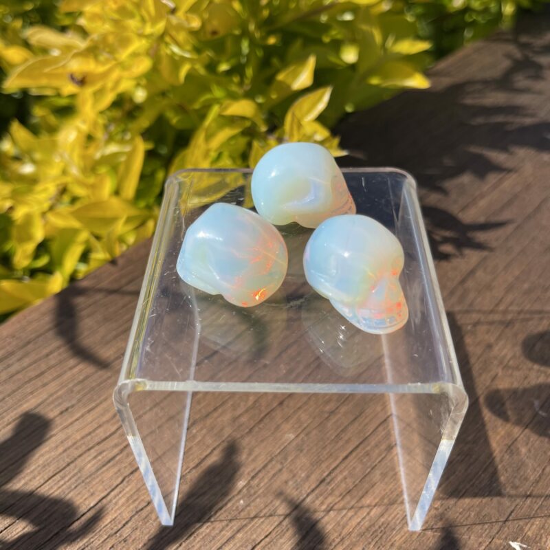 This is mini opalite fun skull