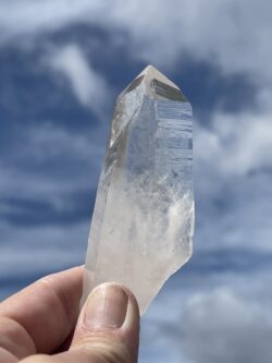 This is beautiful clear quartz point 100gr