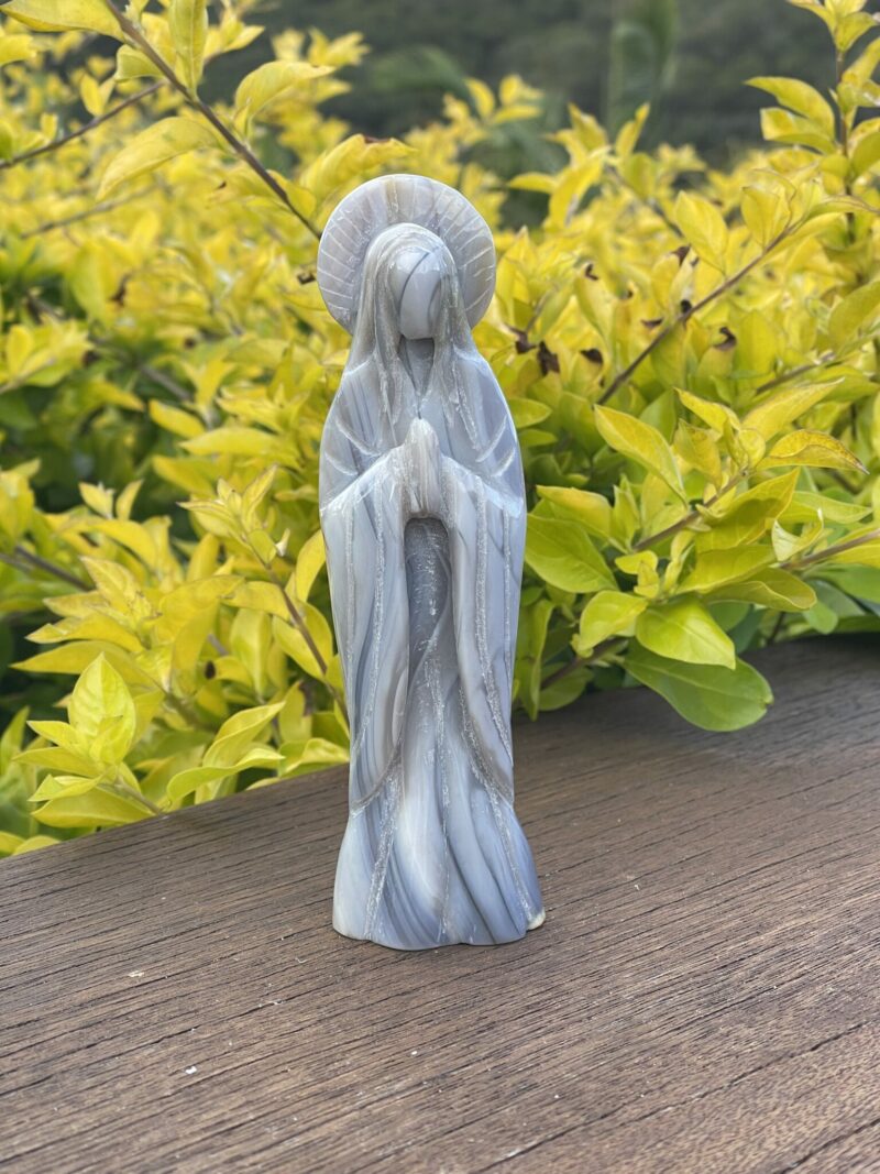 This is Peaceful Agate Mother Mary Carving – 15cm