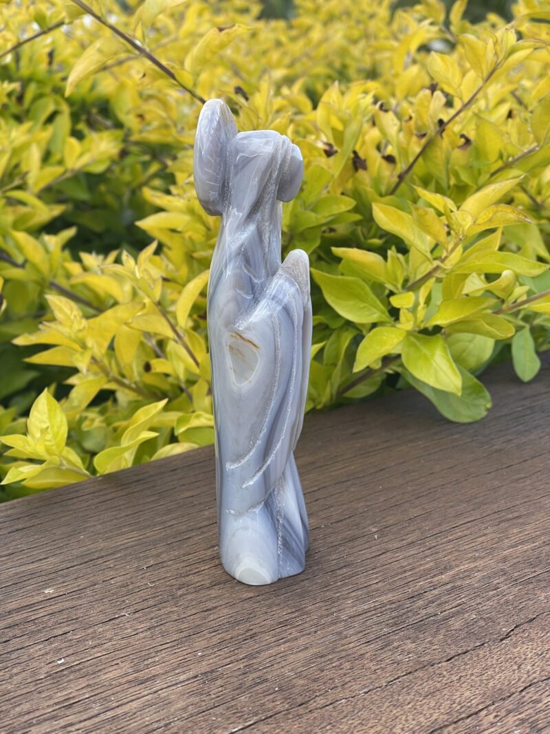 This is Peaceful Agate Mother Mary Carving – 15cm