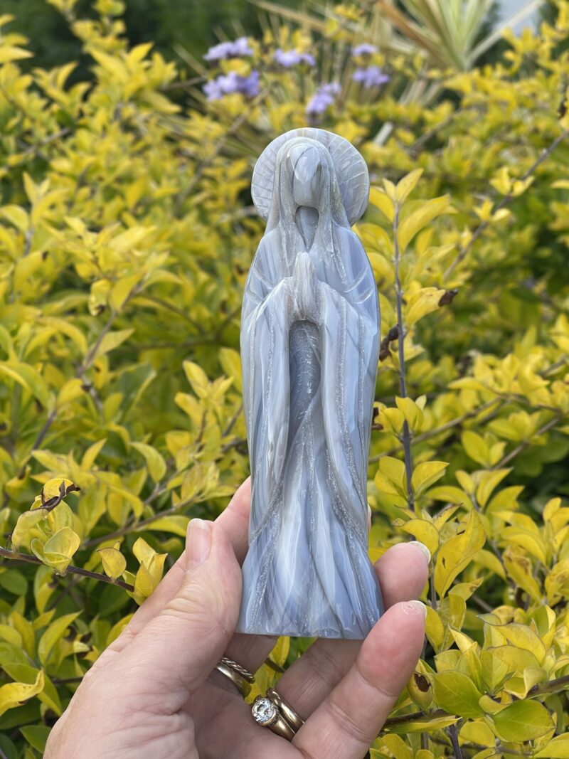 This is Peaceful Agate Mother Mary Carving – 15cm