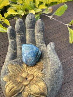 This is Healing Fusion: Quantum Quattro Silica XL Tumbler for Transformation and Balance 📏 Size: 4.5 x 3.5 x 1.4cm 🌎 Source: Namibia 🔮Chakra: Third Eye, Heart, Throat