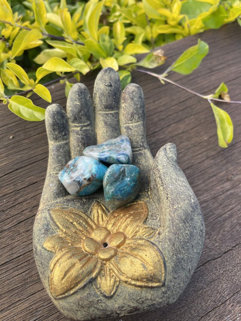 this is 🌅 Restorative Harmony: Medium Quantum Quattro Silica Tumbler for Emotional Balance and Spiritual Growth 📏 Size: 3cm approx. 🌎 Source: Namibia 🔮Chakra: Third Eye, Heart, Throat