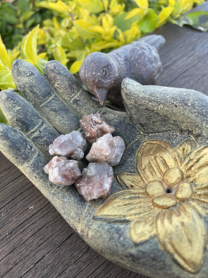 This is 🌅 Radiant Desert Brilliance: Pecos Diamonds for Clarity and Protection 📏 Size: 2cm Approx.🌎 Pecos River Valley, Mexico 🔮Chakra: Crown & Third Eye