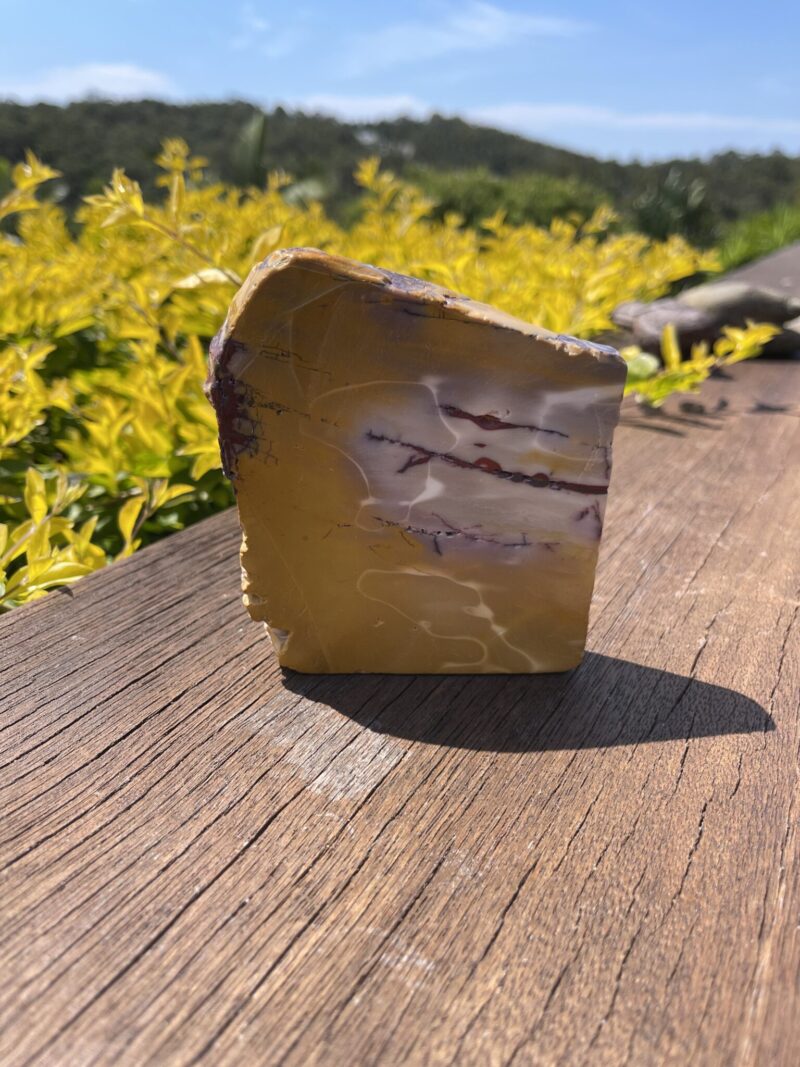 This is 🌅 Embrace Change Mookaite Slice with Root Chakra Energy ⚖️ Weight: 390gms. 📏 Size: 95 x 110 x 16mm 🌎 Source: Western Australia 🔮 Chakra: Base & Solar Plexus