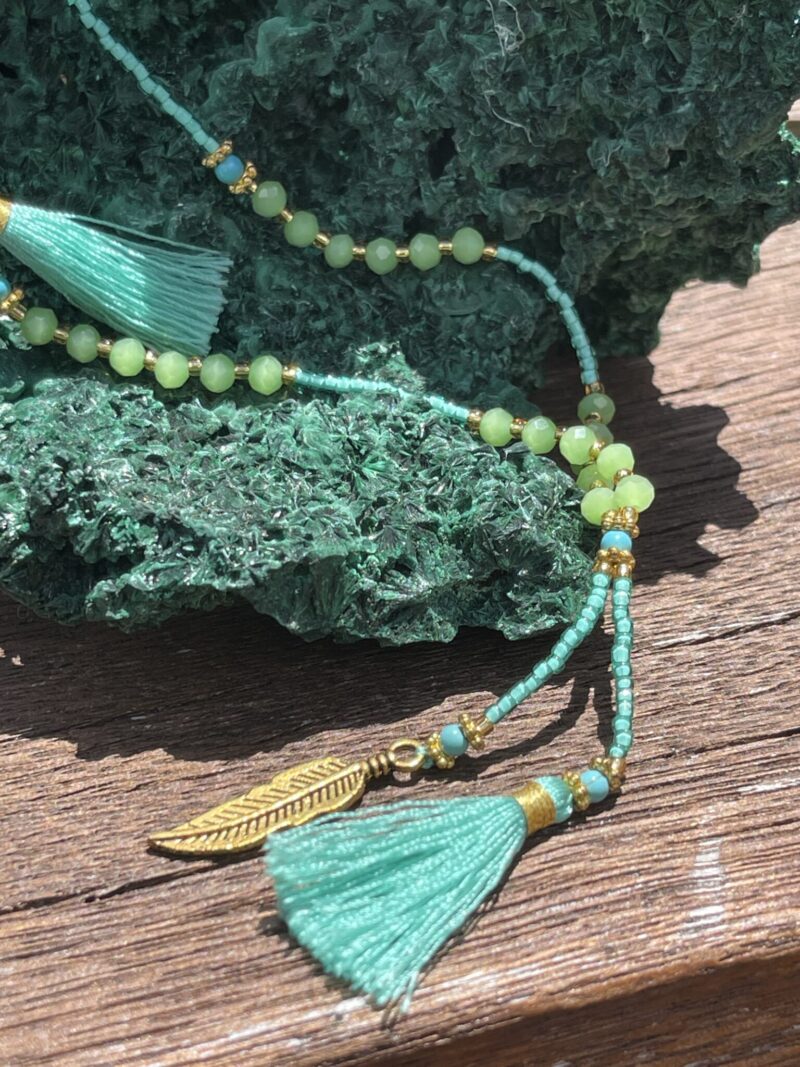 This is Sea Green Shell and Feather Crystal Bead Necklace