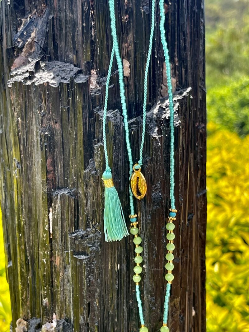 This is Sea Green Shell and Feather Crystal Bead Necklace