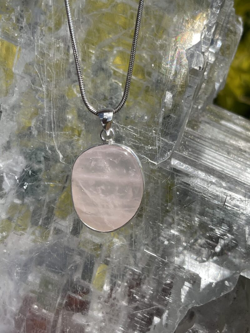 This is Round Rose Quartz Pendant in Silver