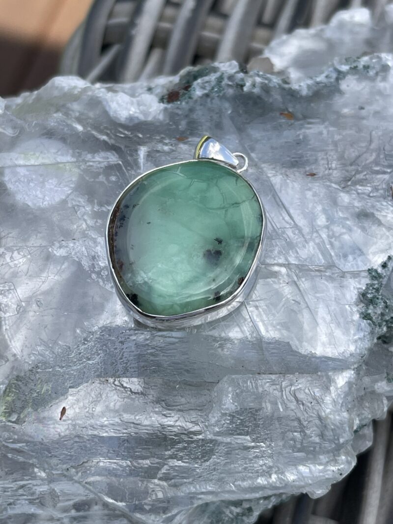 This is beautiufl chrysoprase round pendant