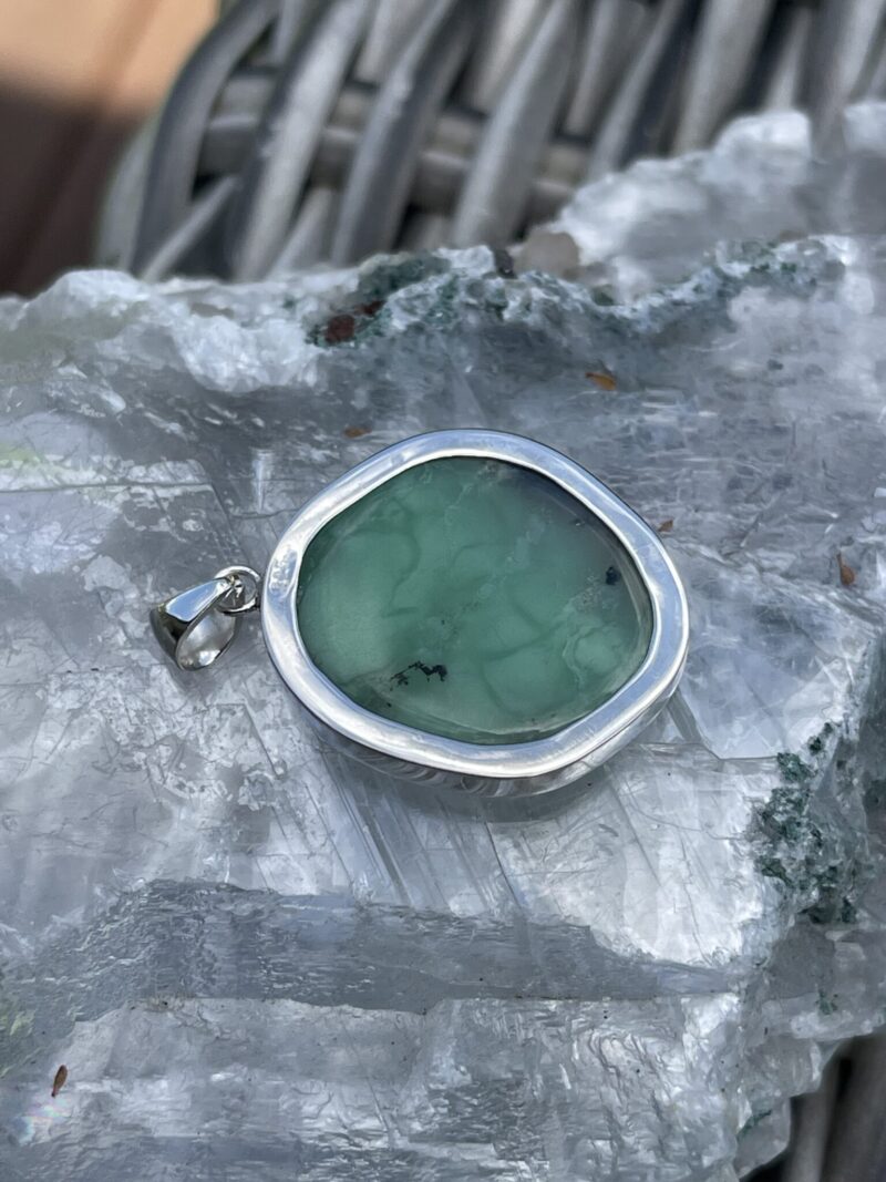 This is beautiufl chrysoprase round pendant