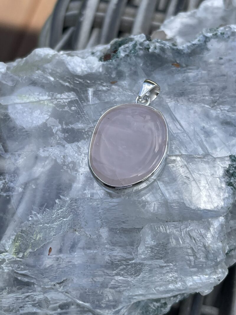 This is Round Rose Quartz Pendant in Silver