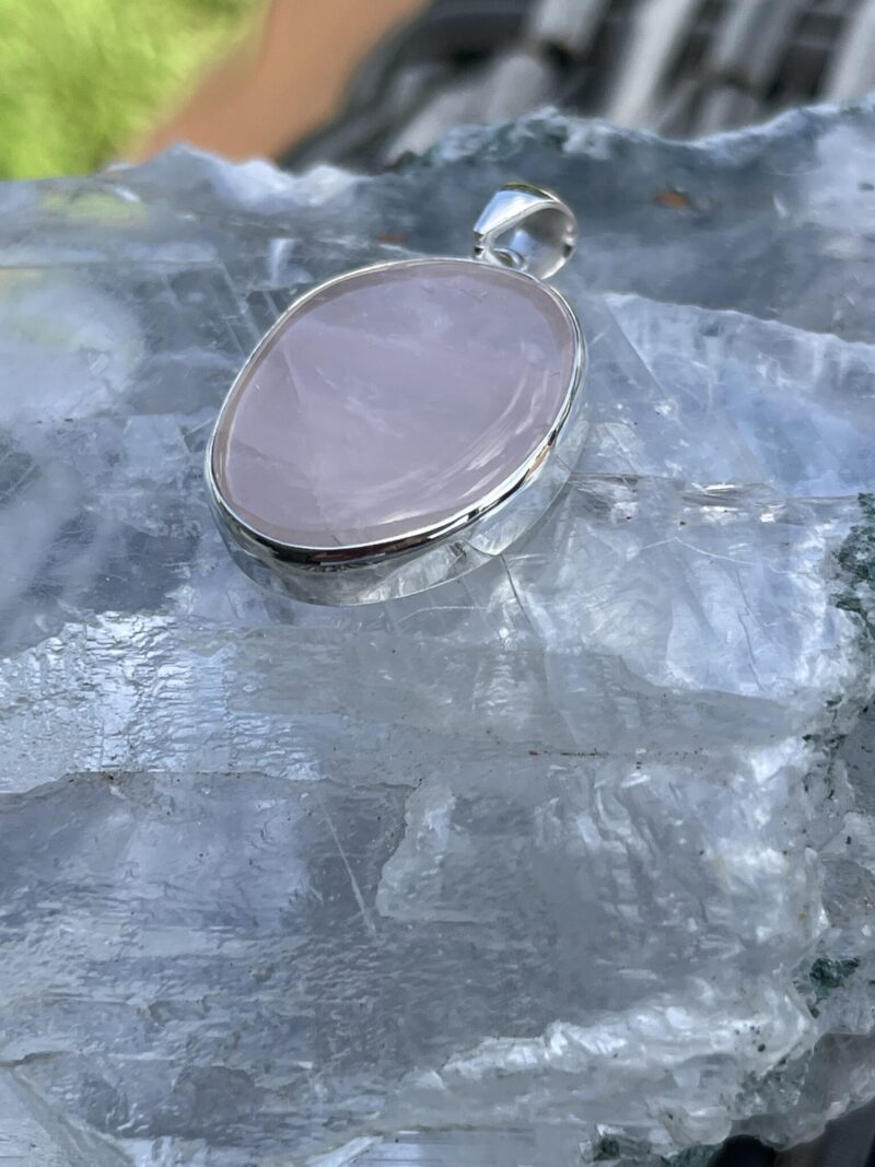 This is Round Rose Quartz Pendant in Silver