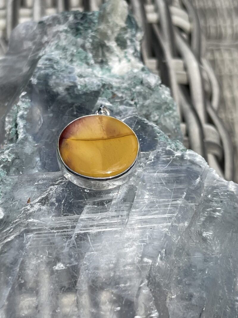 Round Mookaite Pendant in Silver