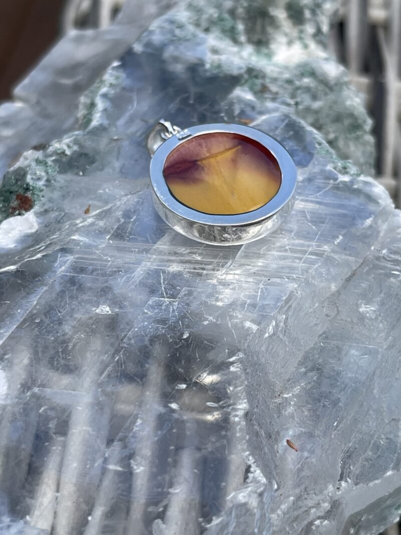 Round Mookaite Pendant in Silver